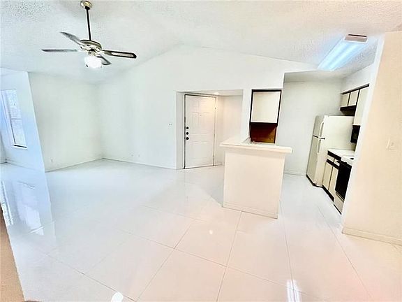 4th image of 2946 S University Dr APT 7202-2702