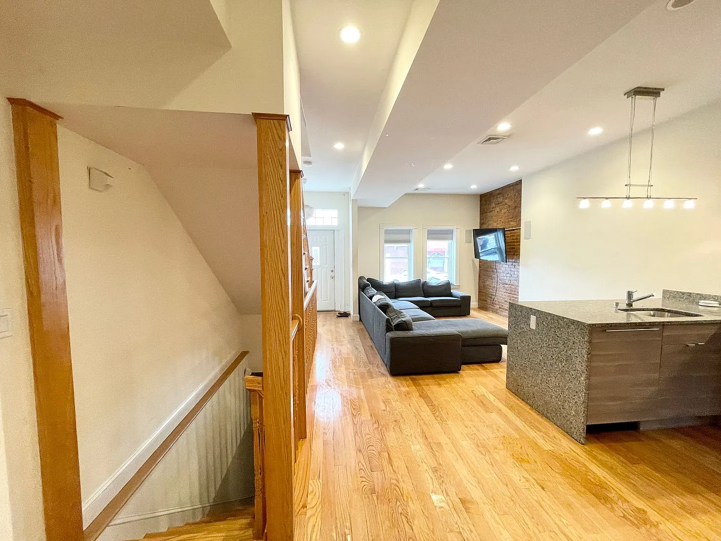South Boston 5 Bed Washer/Dryer in Unit No Fee 9/1 — Photo 3