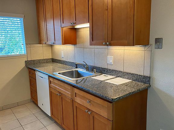 4th image of 905 Joanne Ct APT C