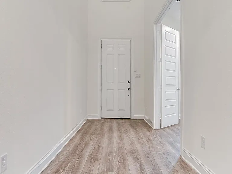 9836 Derbyshire Dr — Photo 4