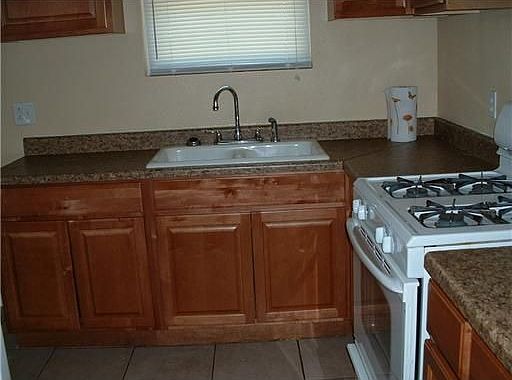4th image of 4743 Longfellow Dr