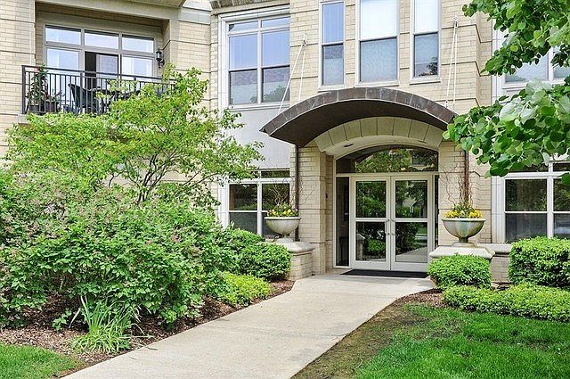 The residential entrance to this distinctive, executive high end building, close to the Michigan sho