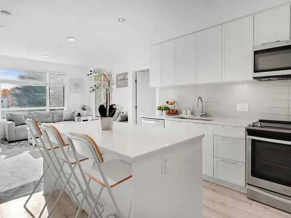 2382 Atkins Ave #316, Pt Coquitlam, BC V3C 0G7