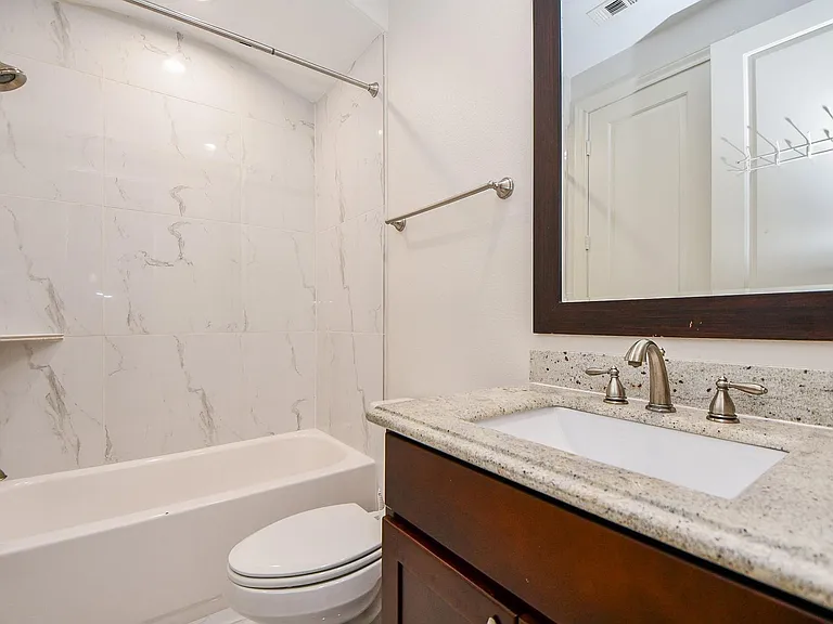 709 Delano St — Photo 9