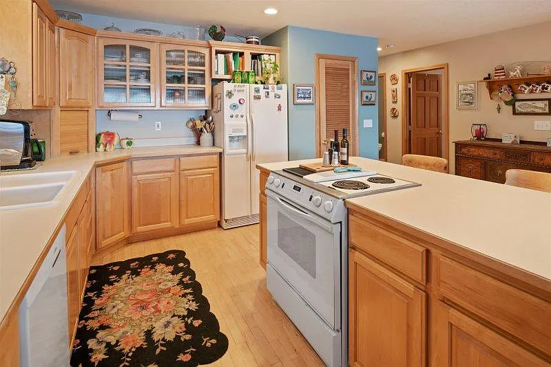 4 bed, 4500 sqft, $3,000 — Photo 3