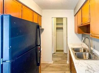 8300 31st St W #305, Minneapolis, MN 55426