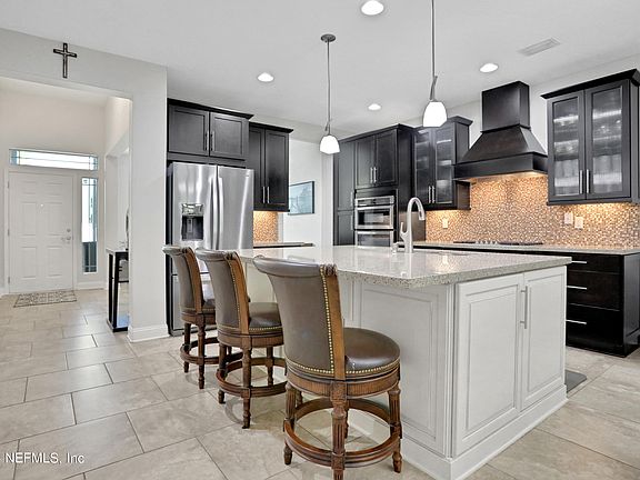 3rd image of 366 HOWLAND Drive