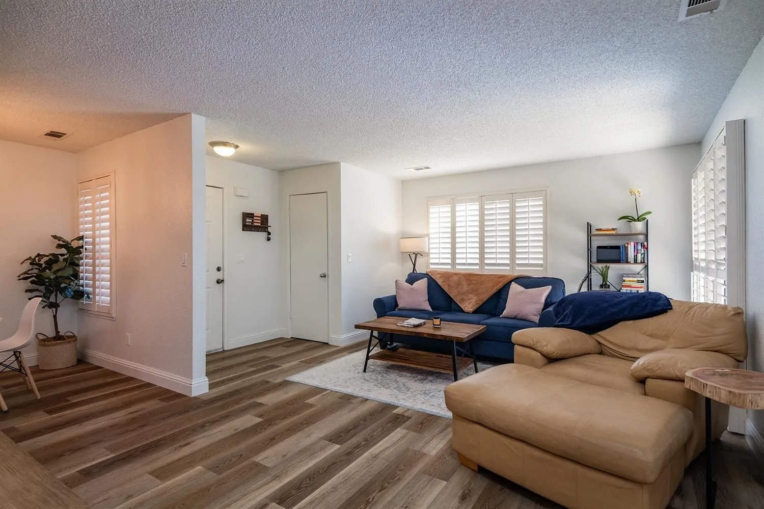 496 Cherry Ln APT B photo 1