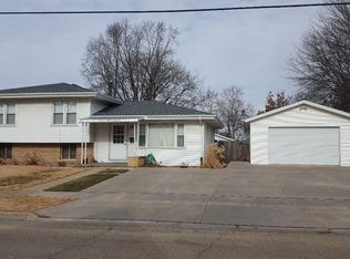 135 E Myrtle St, Canton, IL 61520