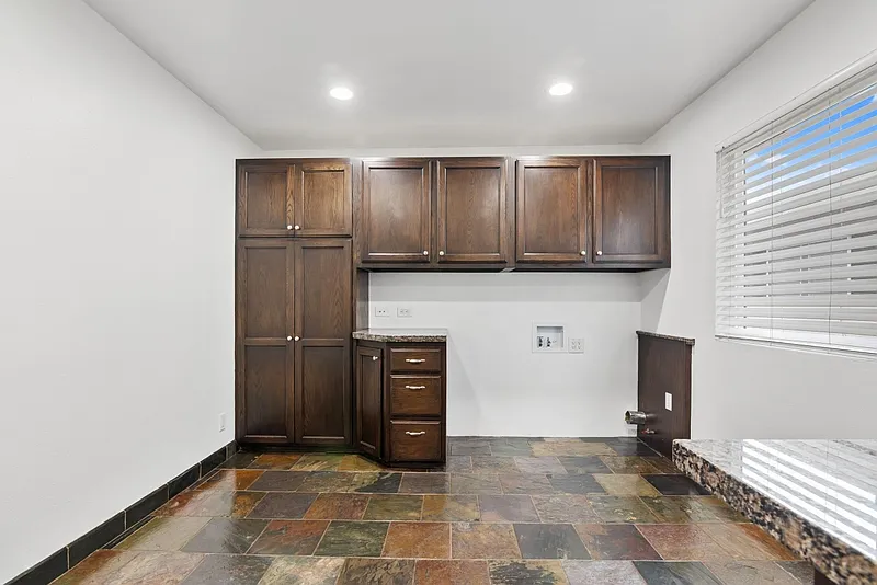 3 bed, 1175 sqft, $3,495 — Photo 4