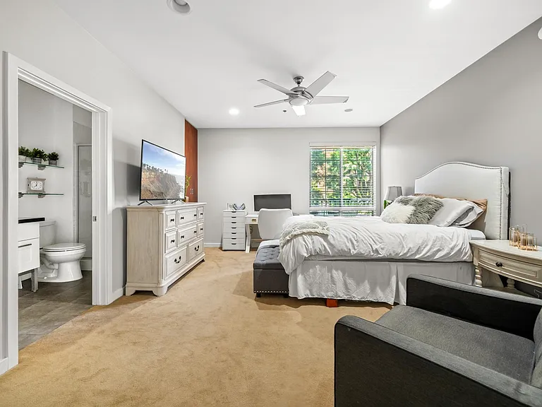 585 N Rossmore Ave #208 — Photo 8