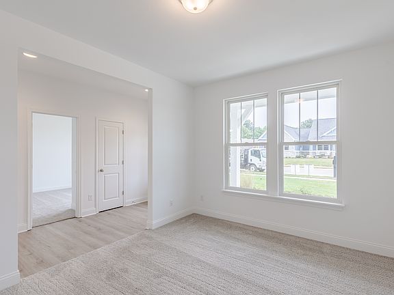 4th image of 1516 S Penny Ln
