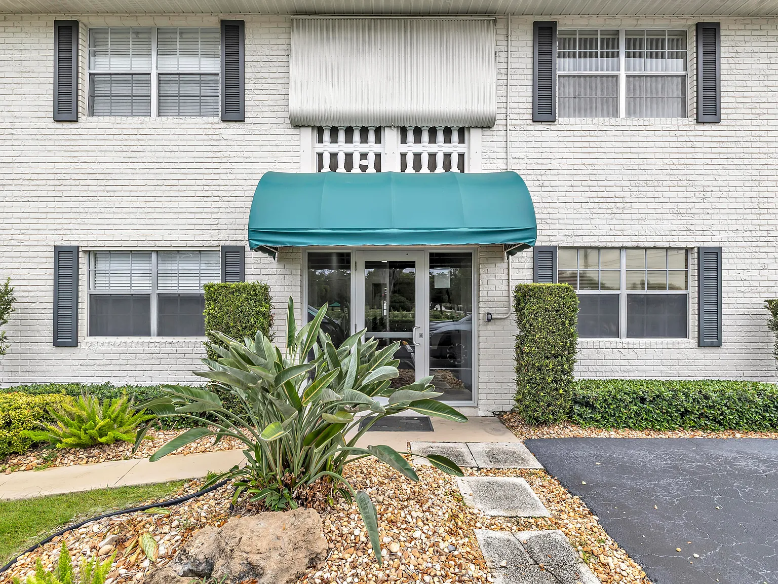 1 bed, 1.5 bath, 735 sqft, $1,825 — Photo 3