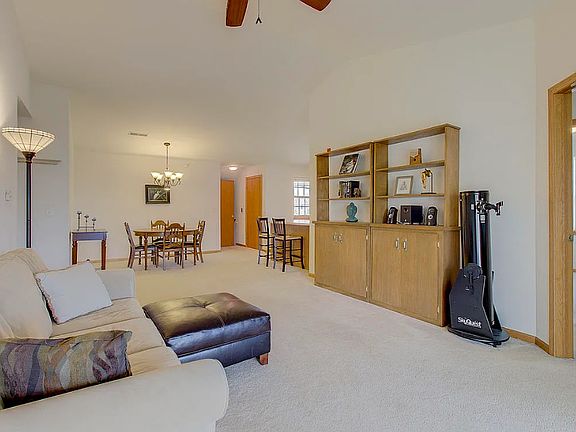 5th image of 18430 Emerald Dr Unit A