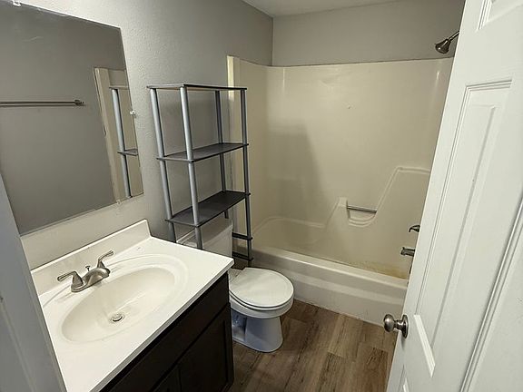 3rd image of 909 E 7th St #23