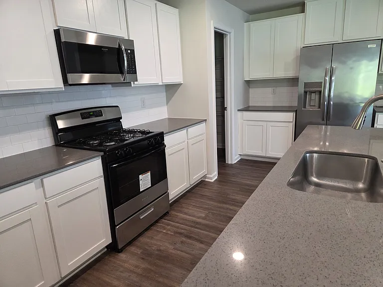 1537 Woodhouse Dr — Photo 4