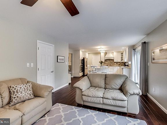 4th image of 105 Amesbury Ct