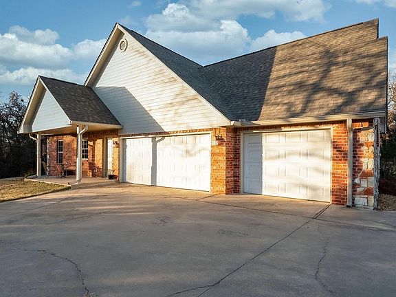3rd image of 100 Brandon Dr