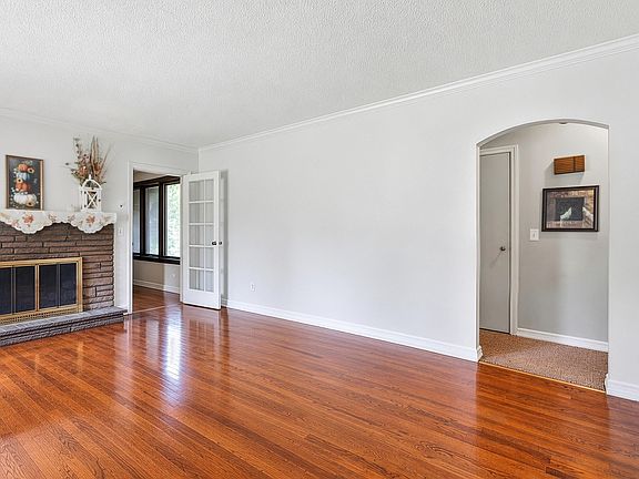 3rd image of 3344 Hillcrest Ave