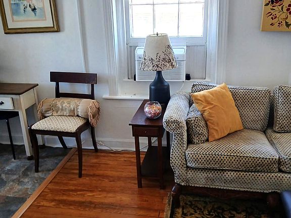 4th image of 512 Queen St #B