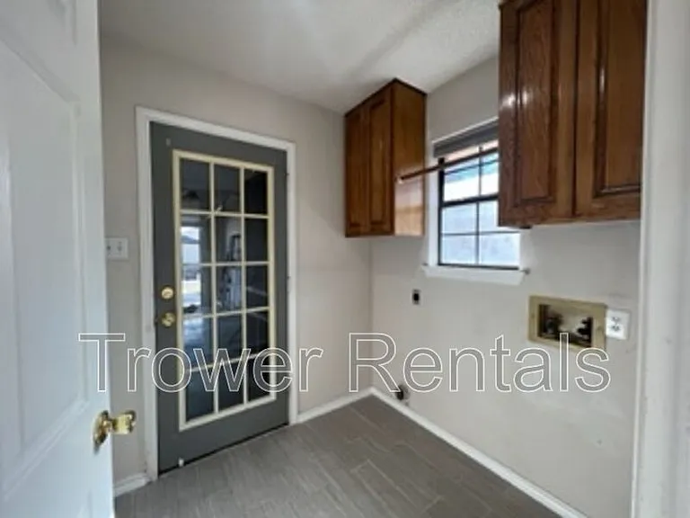 3913 Lyndale Dr — Photo 14