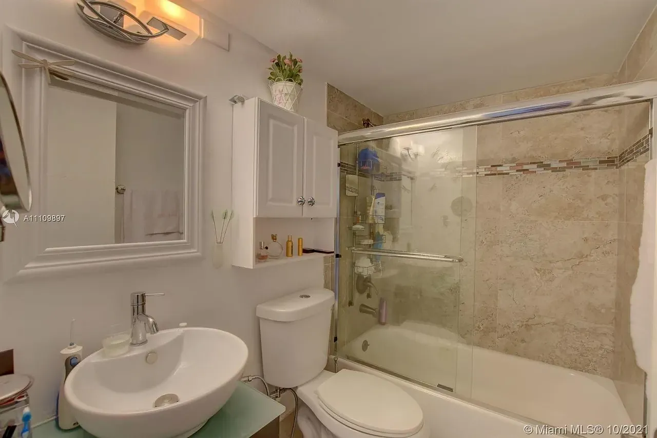 2 bed, 1.5 bath, 836 sqft, $1,800 — Photo 4