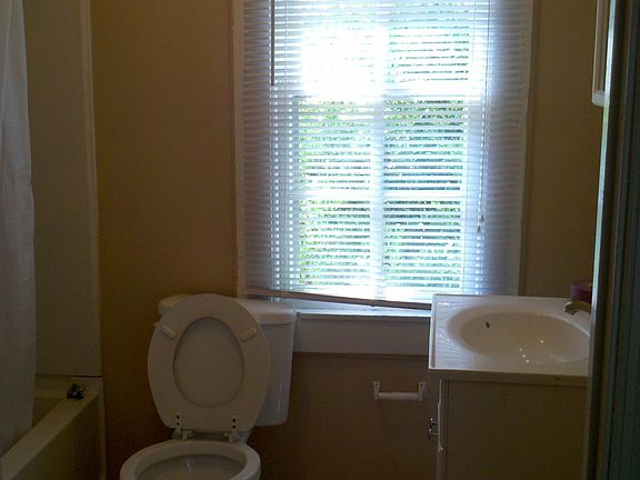 3rd image of 1606 Lansing Ave