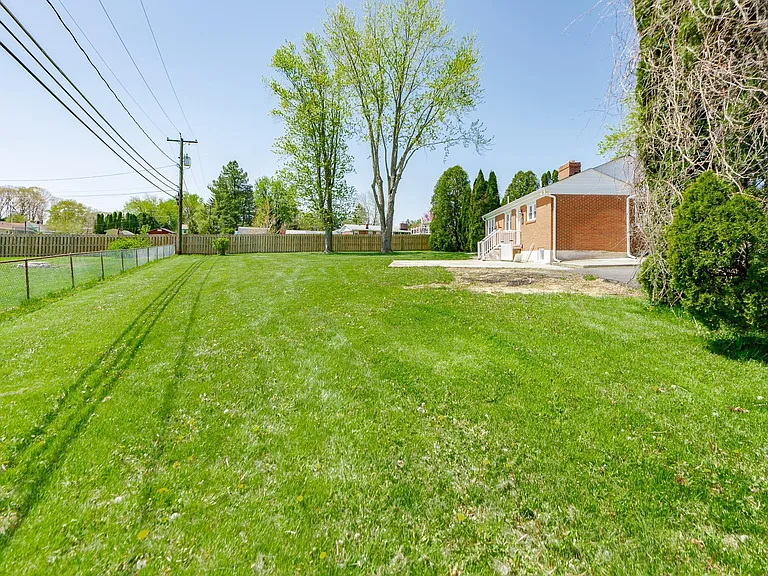 105 Meadow Rd — Photo 47