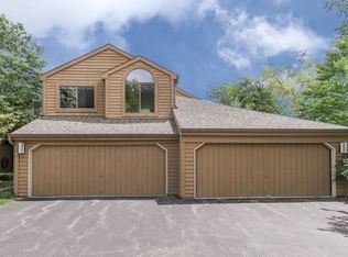 711 Woodbridge Ct, Lake Barrington, IL 60010