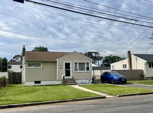 593 N Monroe Ave, Lindenhurst, NY 11757