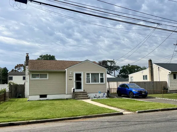 593 N Monroe Ave, Lindenhurst, NY 11757