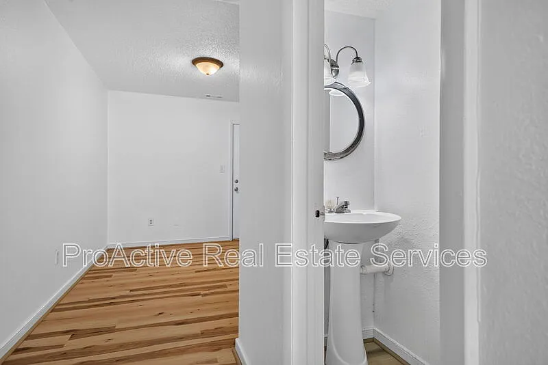 3 bed, 1.5 bath, 1220 sqft, $1,600 — Photo 4