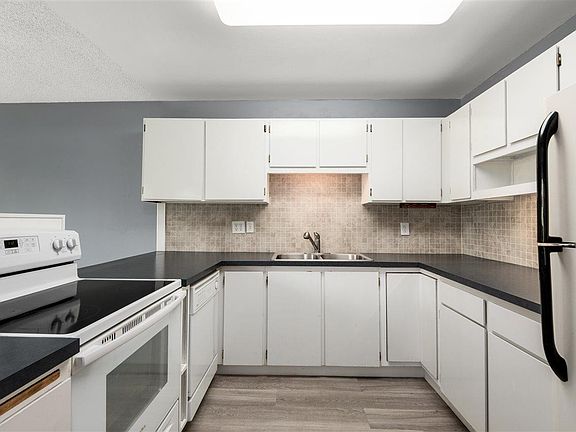 3rd image of 2912 W Hood Ave Unit C202
