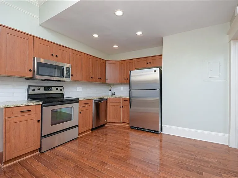 327 4th St NE #B — Photo 7