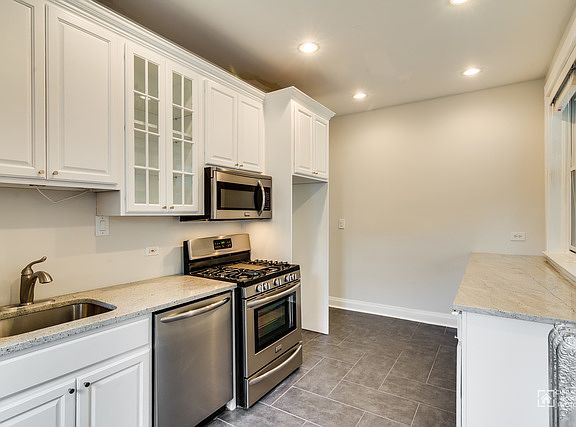 4th image of 1229 E 53rd St #2W