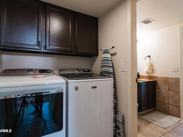 2322 E Millbrae Ct — Photo 33