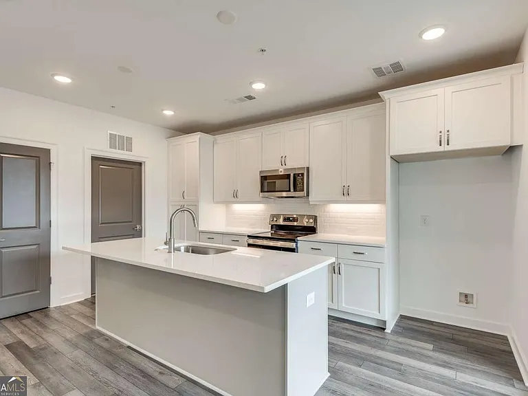 513 Burton Dr — Photo 4