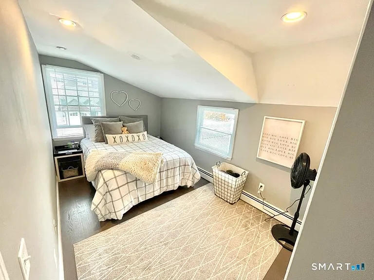 840 E Broadway — Photo 18