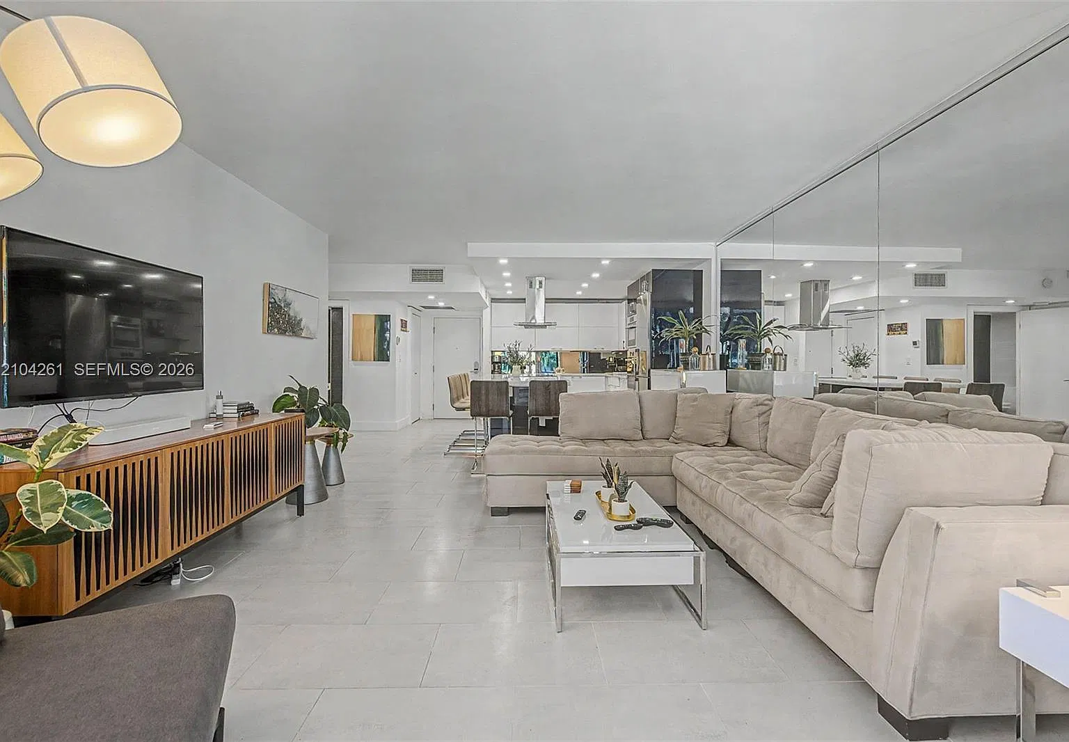 Roney Palace Condo — Photo 2