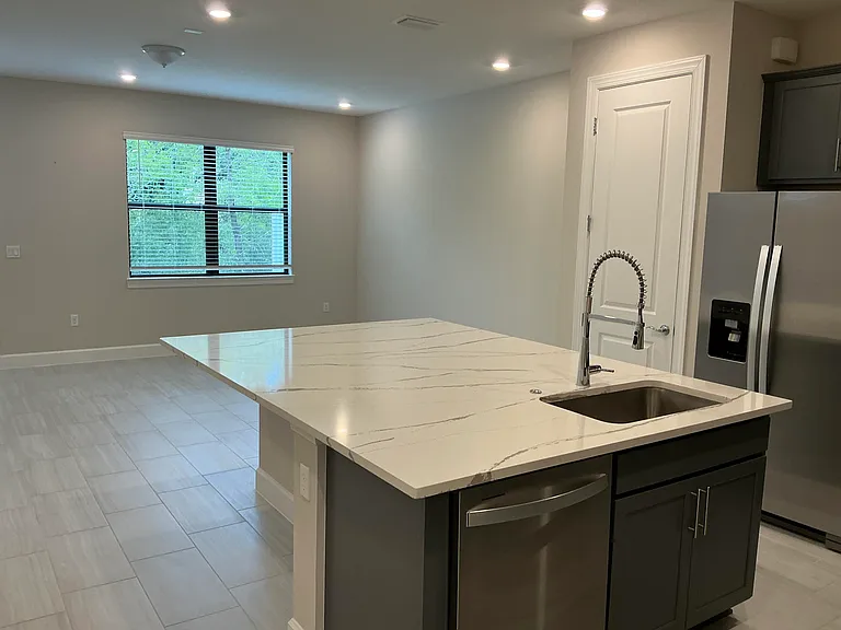 293 SW Sally Way — Photo 5