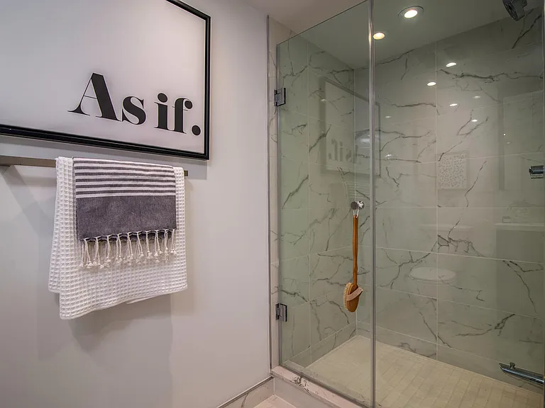 19 Erskine Ave #1810 — Photo 29