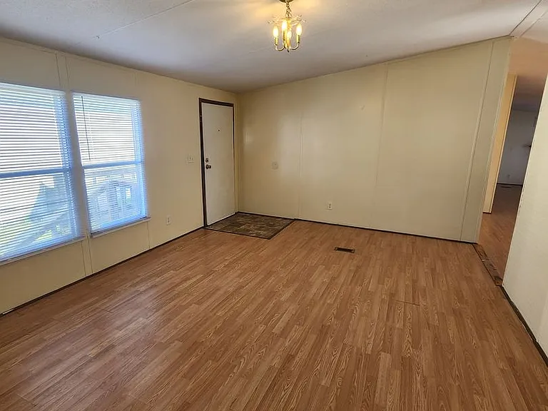 944 Hollywood Dr — Photo 23