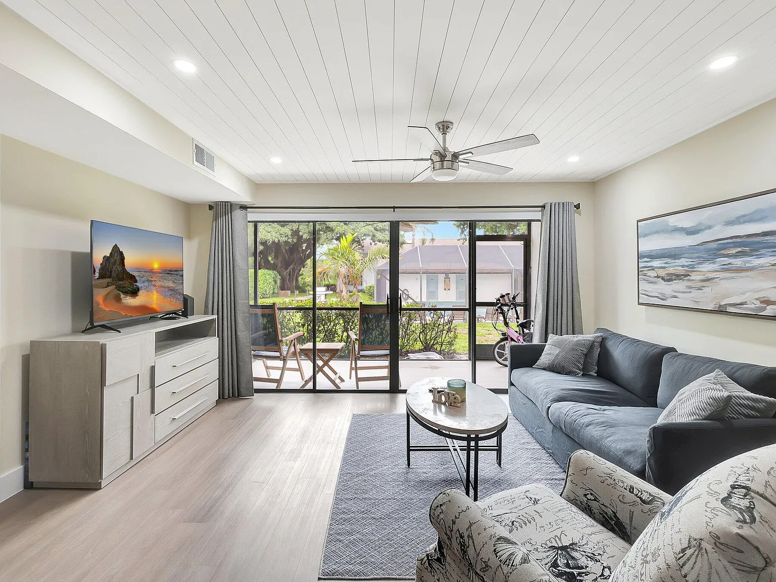 2 bed, 2.0 bath, 1273 sqft, $2,400 — Photo 2