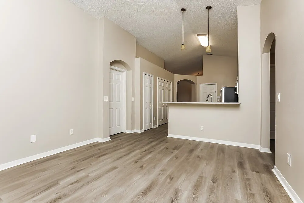 3 bed, 2.0 bath, 1331 sqft, $2,170 — Photo 4
