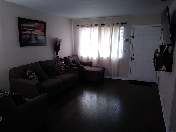 2nd image of 1469 N Grand St