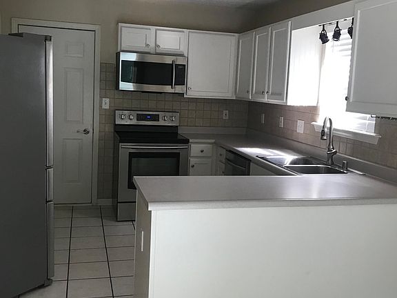 Kitchen w stainless steel appliances
