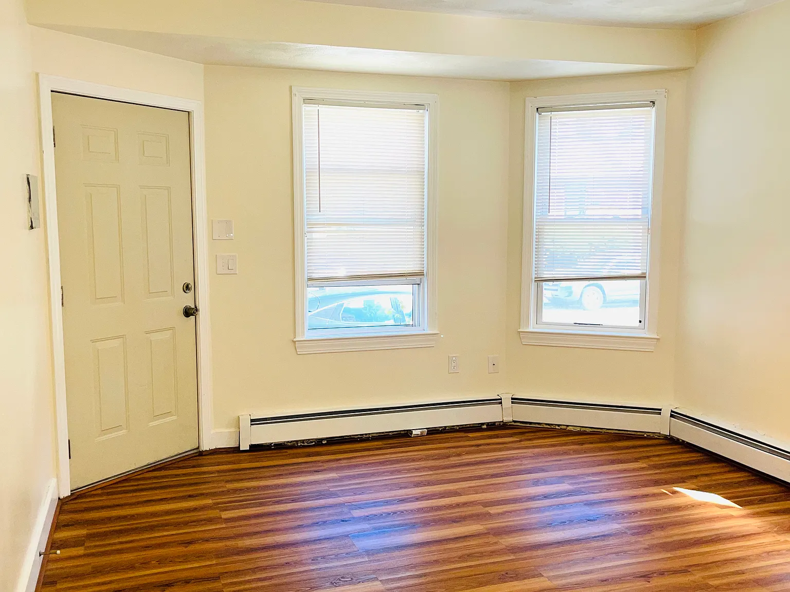 137 W Selden St — Photo 3