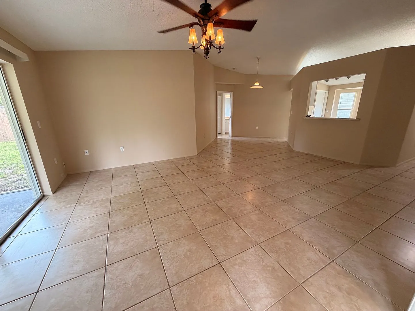 Spacious 3/2 with 2 car garage — Photo 3