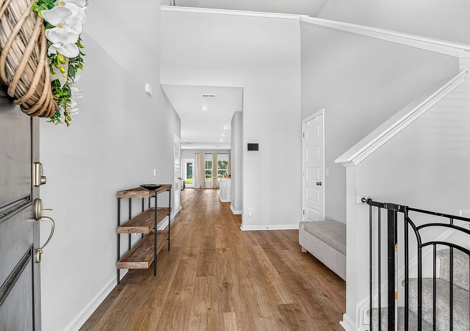 Spacious Modern Living in Summerville — Photo 4