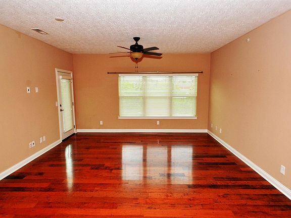 4th image of 567 Riverpointe Dr